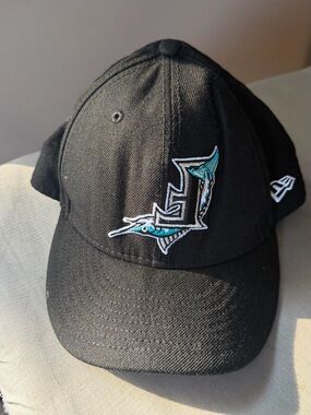 Florida MarlinsNew Era Black Baseball Cap with Teal and White Embroidered L Logo